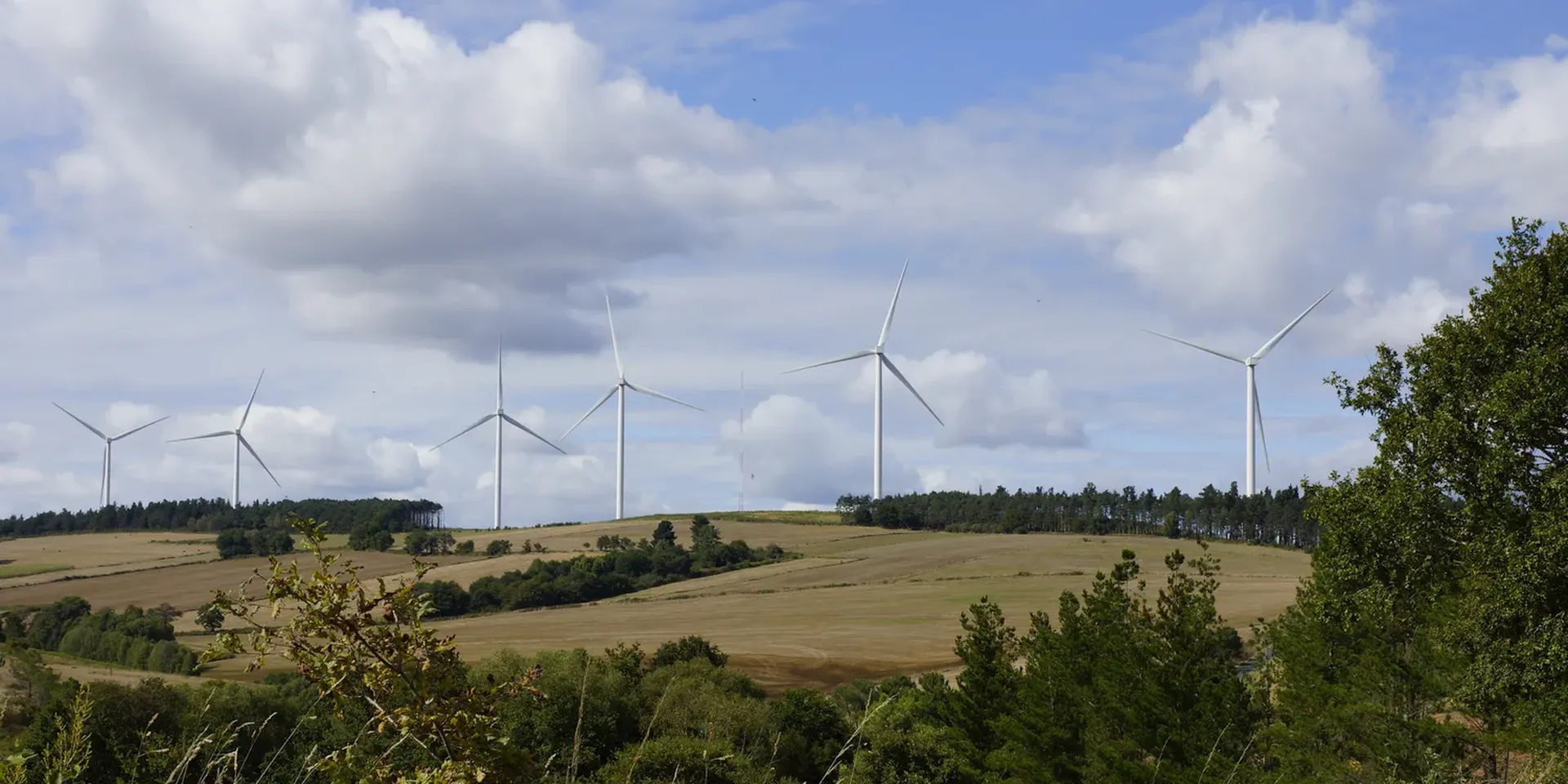 een rij windmolens op een heuvelrug ergens in Spanje