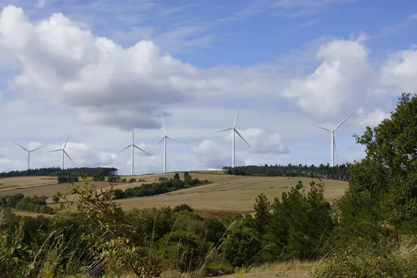 een rij windmolens op een heuvelrug ergens in Spanje