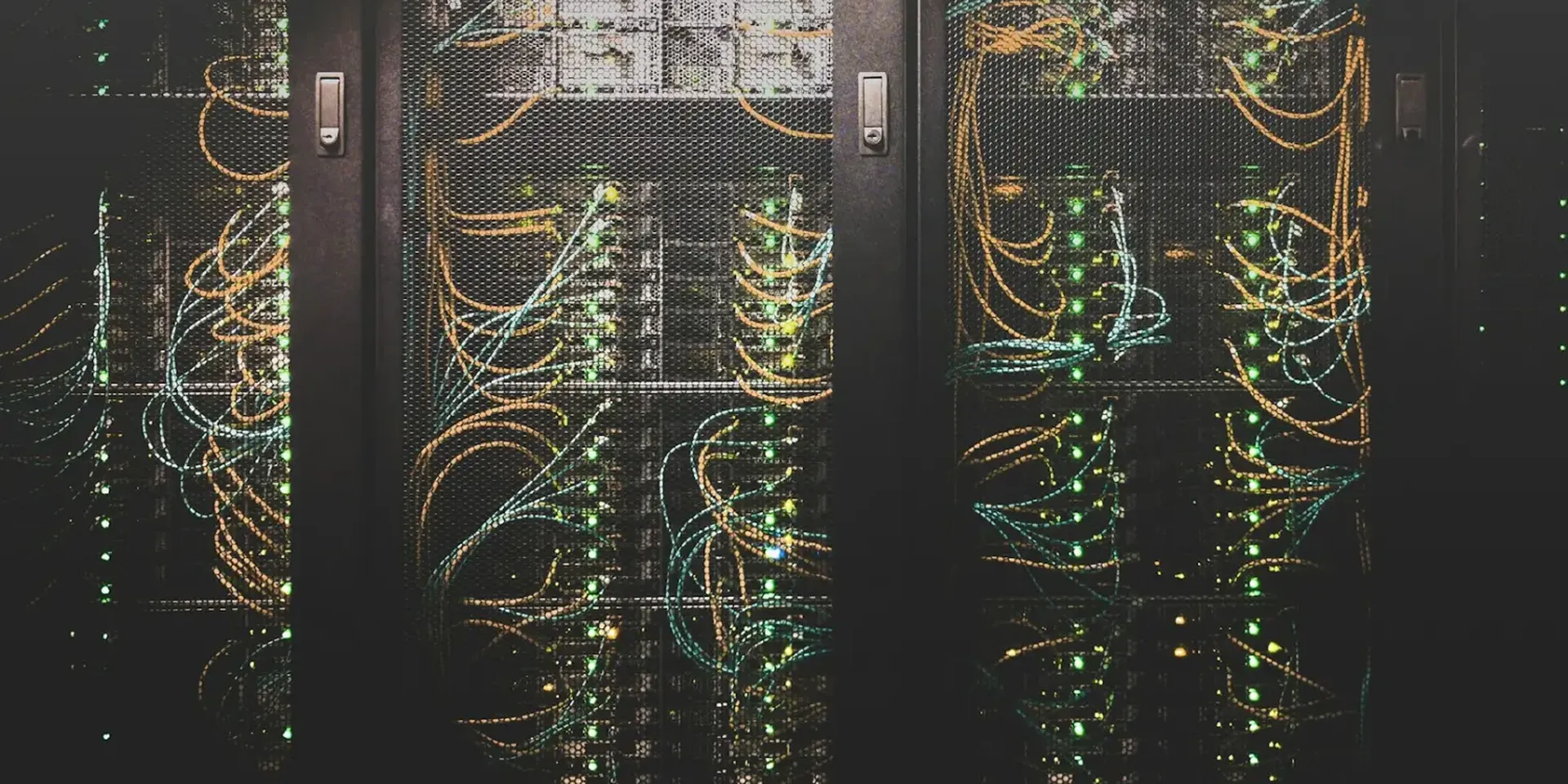 afbeelding van een elektronisch paneel vol kabels en aansluitingen