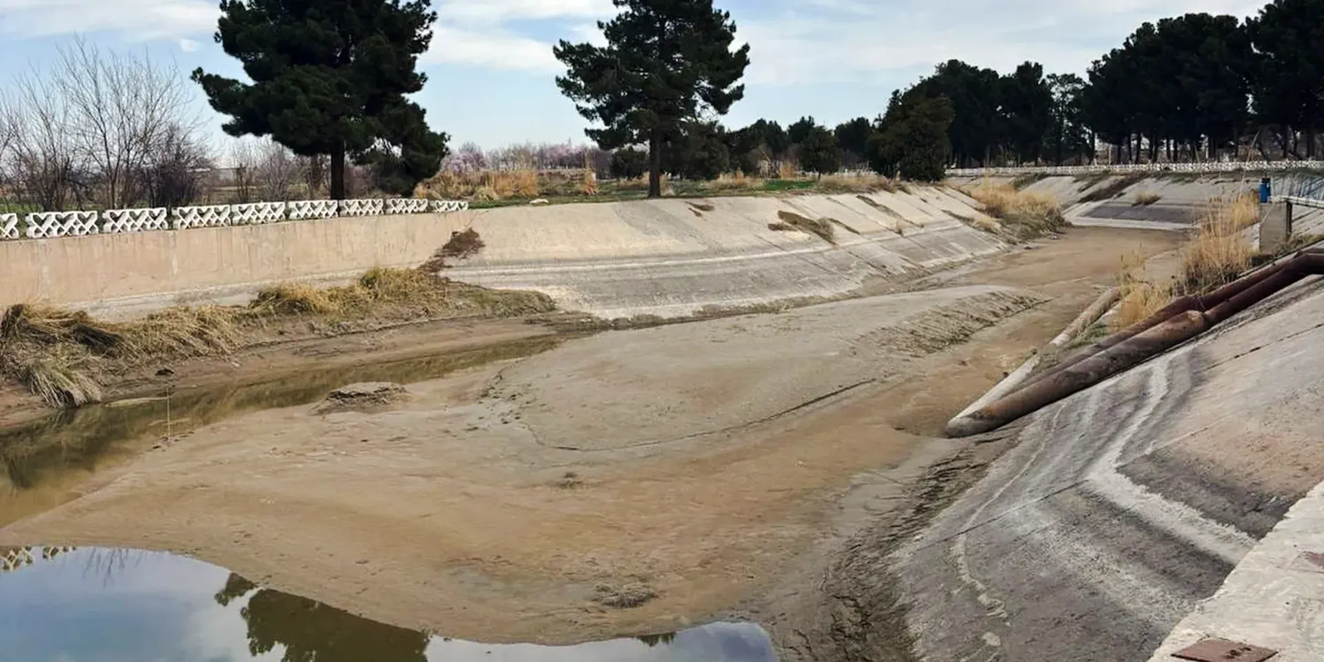 beeld van een deel van het qosh Tepa-kanaal, zonder water