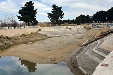 beeld van een deel van het qosh Tepa-kanaal, zonder water