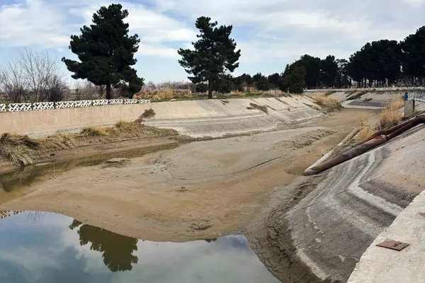 beeld van een deel van het qosh Tepa-kanaal, zonder water