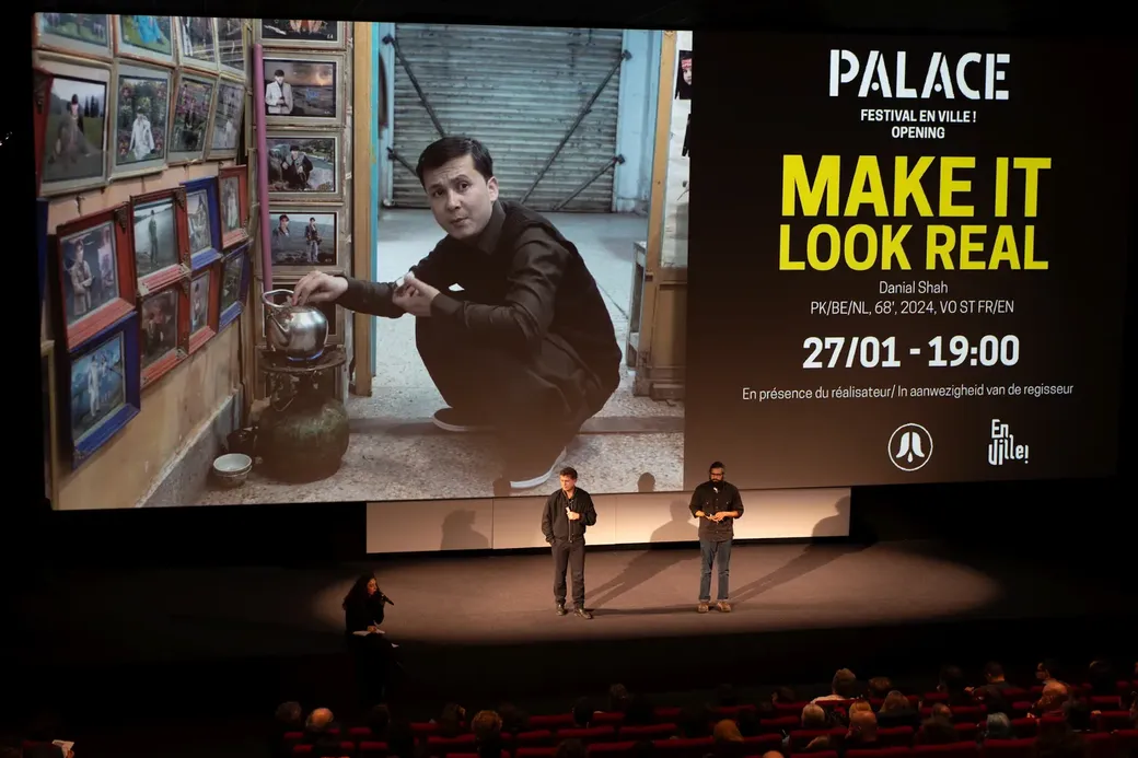 Beeld van een podium tijdens de Belgische premiere van de film ‘Make it look Real’ op het ‘Festival Enville!’ in Brussel