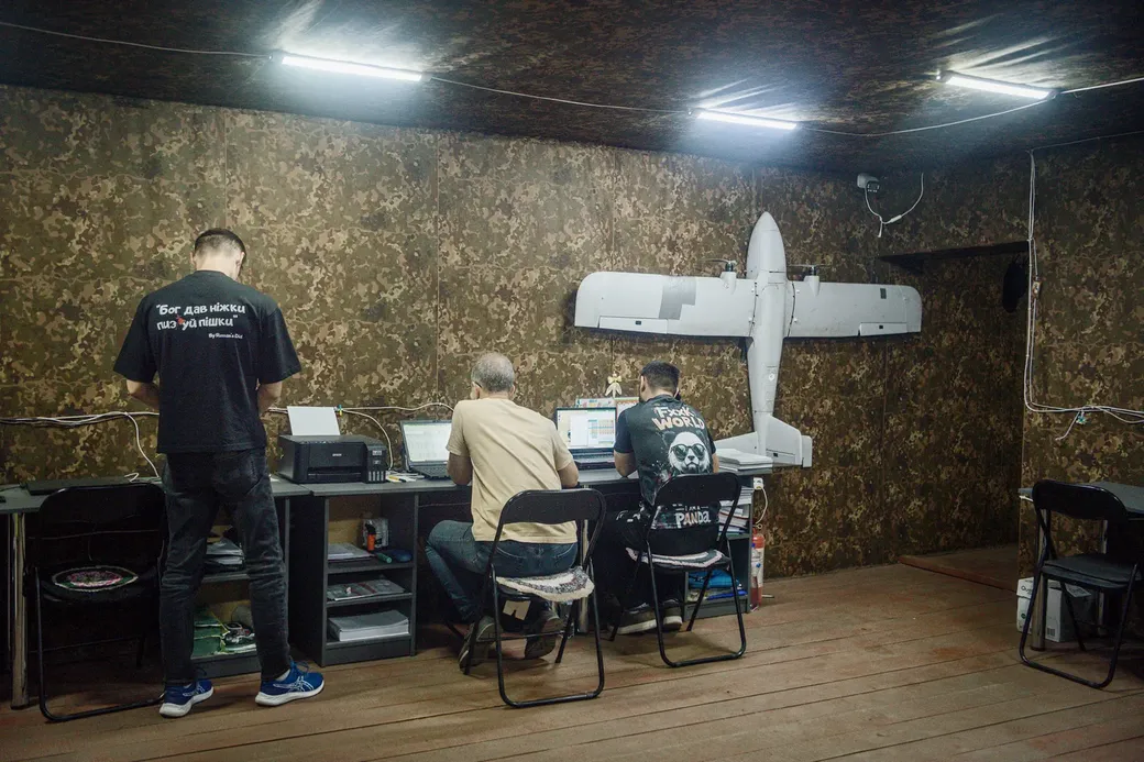 Het hoofdkwartier van de Grenswacht van Charkiv monitort de droneactiviteiten.