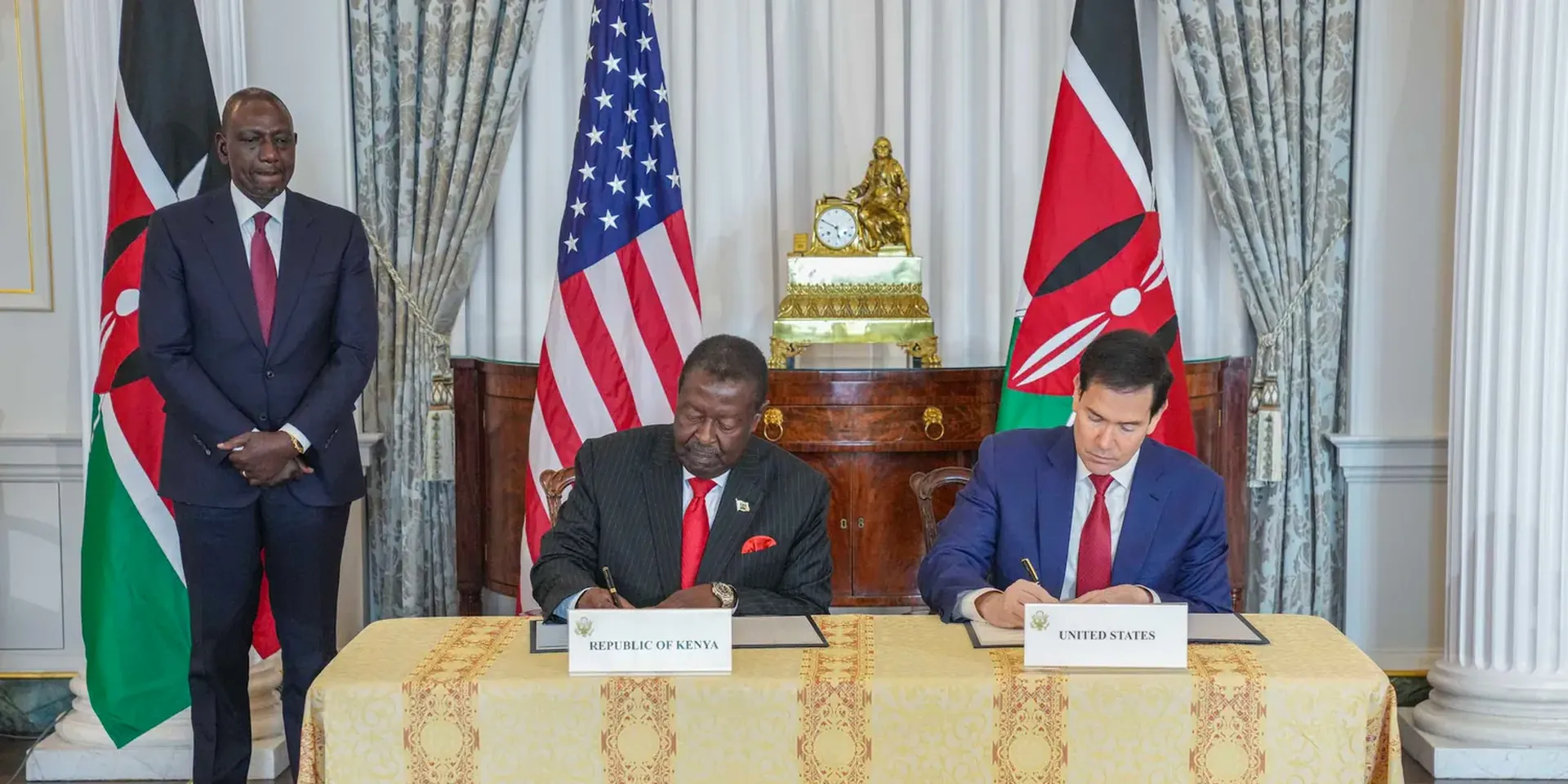 De Keniaanse eerste kabinetssecretaris Musalia Mudavadi en de Amerikaanse minister van Buitenlandse Zaken Marco Rubio tekenen een overeenkomst in het kader van de America First Global Health Strategy.