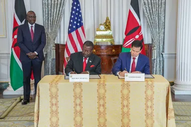 De Keniaanse eerste kabinetssecretaris Musalia Mudavadi en de Amerikaanse minister van Buitenlandse Zaken Marco Rubio tekenen een overeenkomst in het kader van de America First Global Health Strategy.