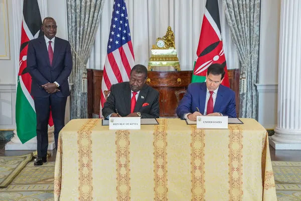 De Keniaanse eerste kabinetssecretaris Musalia Mudavadi en de Amerikaanse minister van Buitenlandse Zaken Marco Rubio tekenen een overeenkomst in het kader van de America First Global Health Strategy.