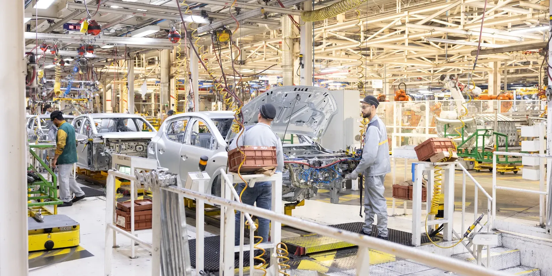 arbeiders aan een band in een aurtofabriek