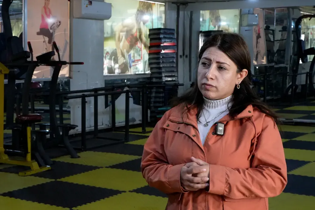 Portret van Sema Begdash, de voormalige collega van Helebçe Khalil bij de lokale administratie van de stad Qamishlo.