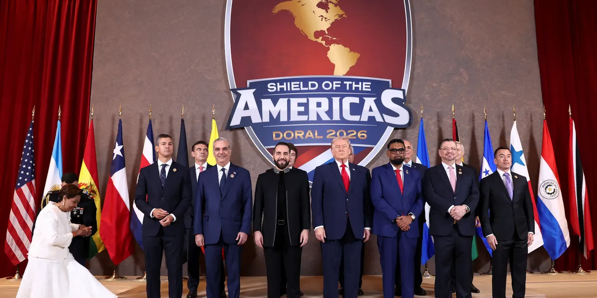 Groepsportret van Trump en Zuid-Amerikaanse presidenten tijdens een Shield of The Americas-conferentie