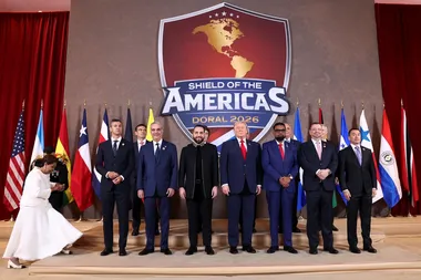 Groepsportret van Trump en Zuid-Amerikaanse presidenten tijdens een Shield of The Americas-conferentie