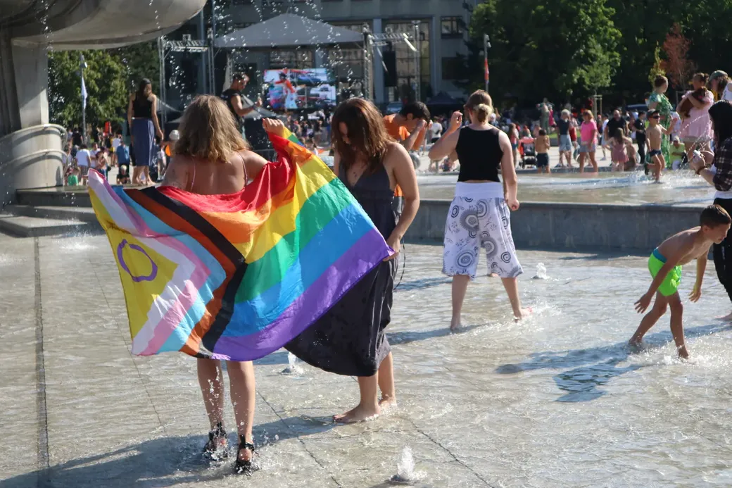 Deelnemers aan de pride march in Bratislava met een regenboogvlag