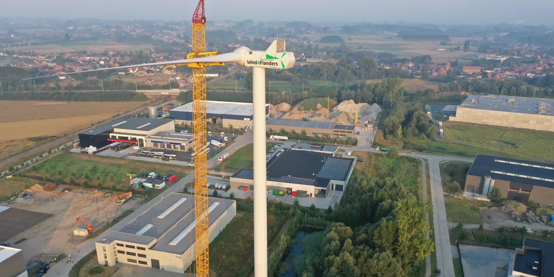 Een windturbine in aanbouw