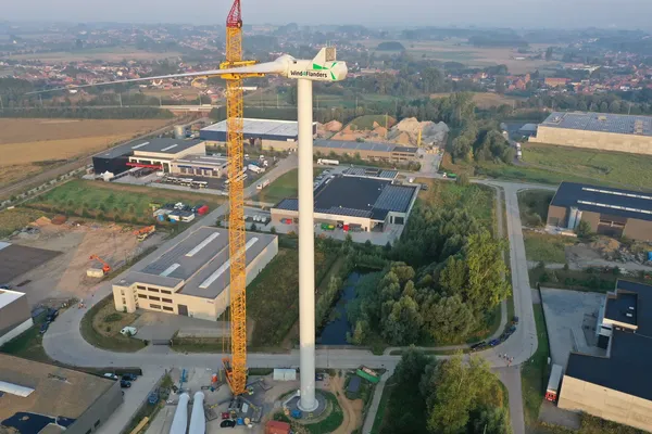 Een windturbine in aanbouw