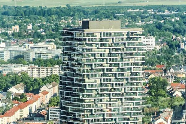 Een appartementsgebouw torent hoog uit boven de omliggende stad