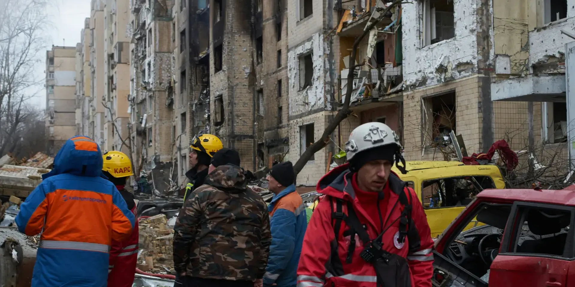 Hulpverleners in Kijiv voor beschadigde appartementen die werden gtroffen door Russische raketten