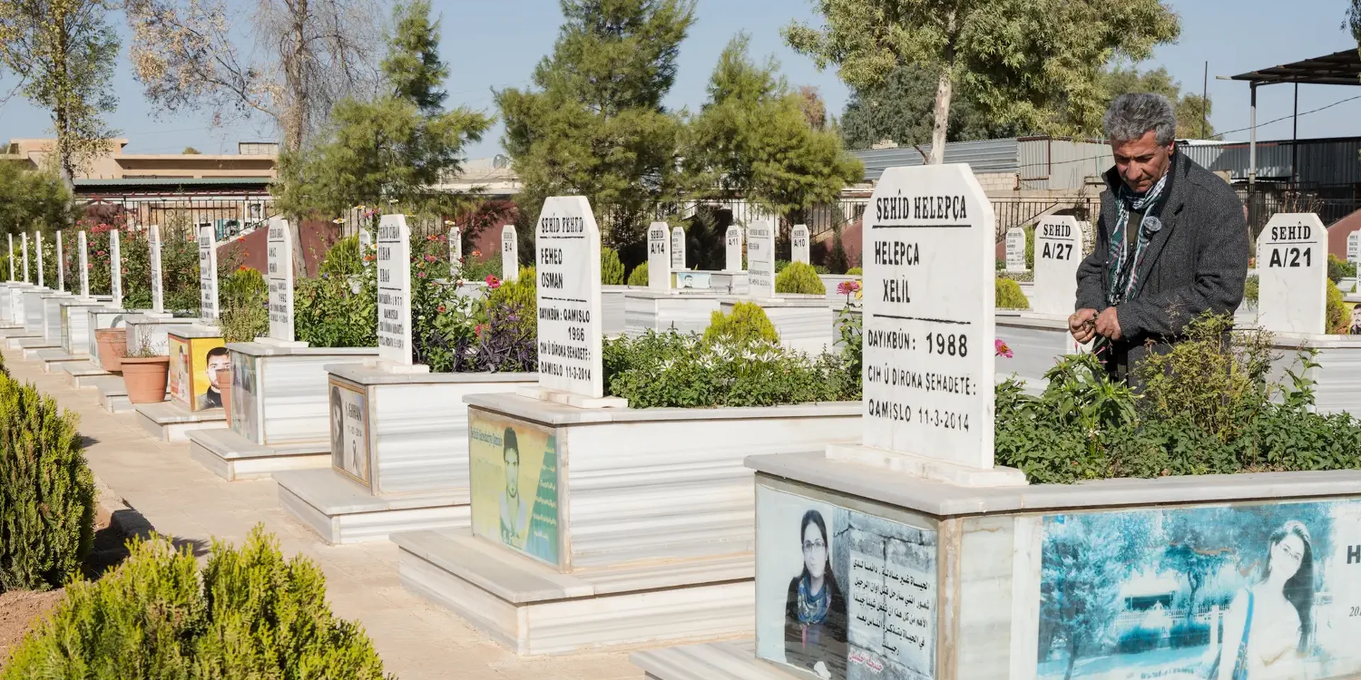 Taha Khalil  aan het graf van zijn dochter, Helebçe