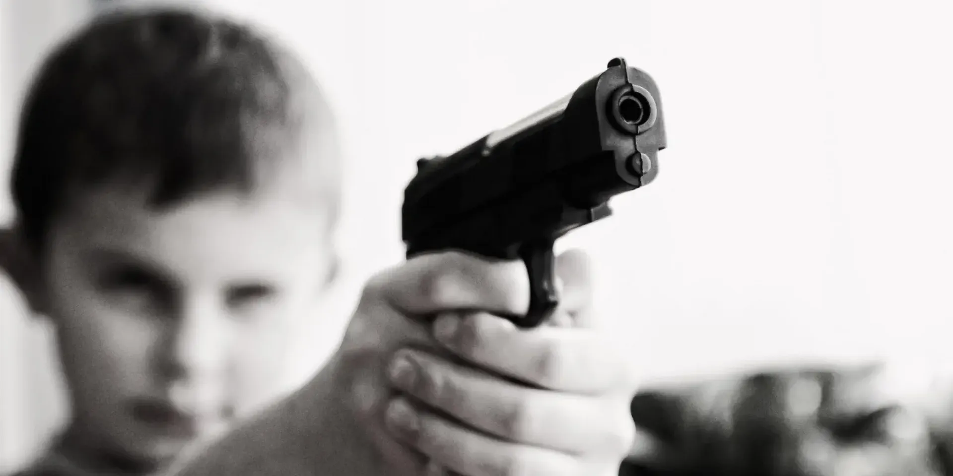 Een kind richt een pistool