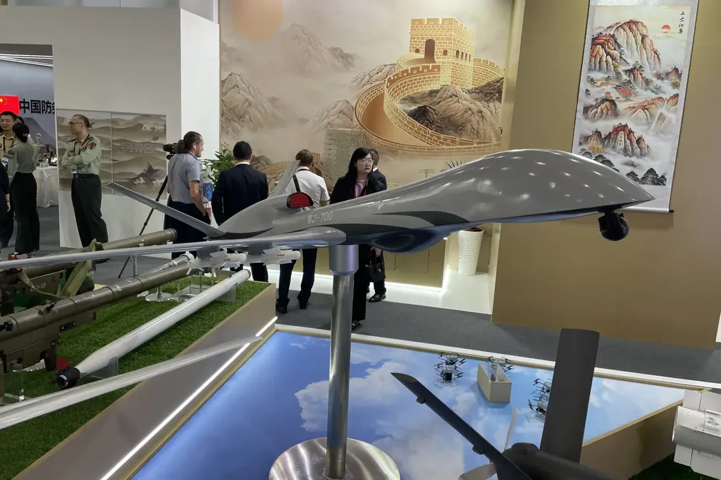 Ook Chinese droneproducenten zijn aanwezig op het Modern Russian Avionics forum in Sint-Petersburg (april 2024)