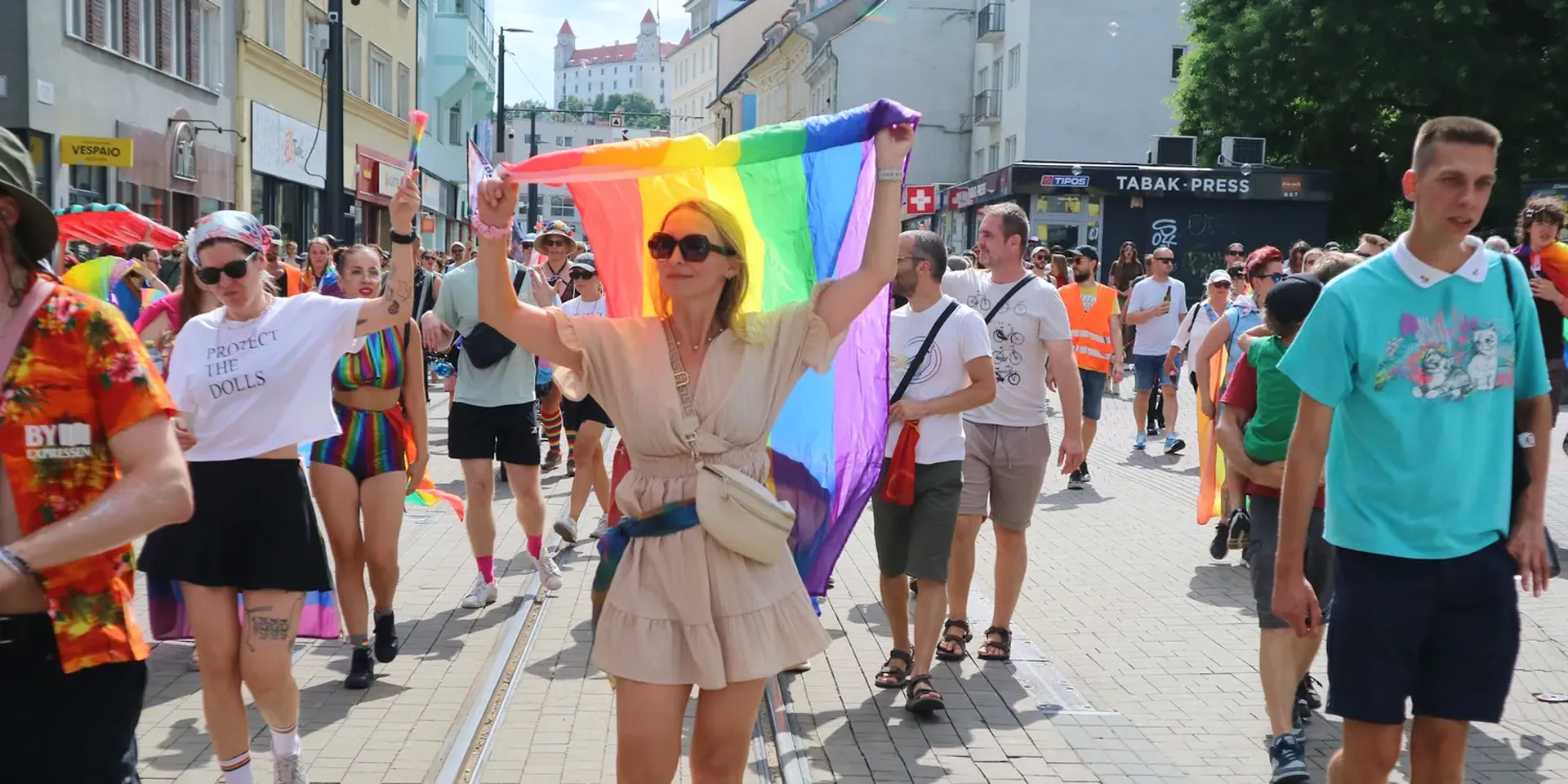 Deelnemers aan de pride march in Bratislava