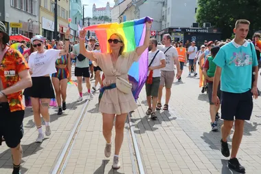 Deelnemers aan de pride march in Bratislava