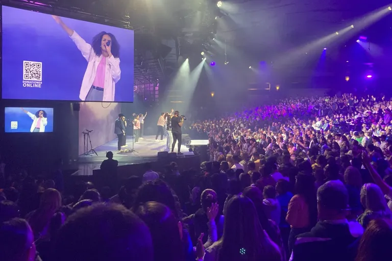 Zicht op een zeer grote zaal gevuld met Evangelistische gelovigen