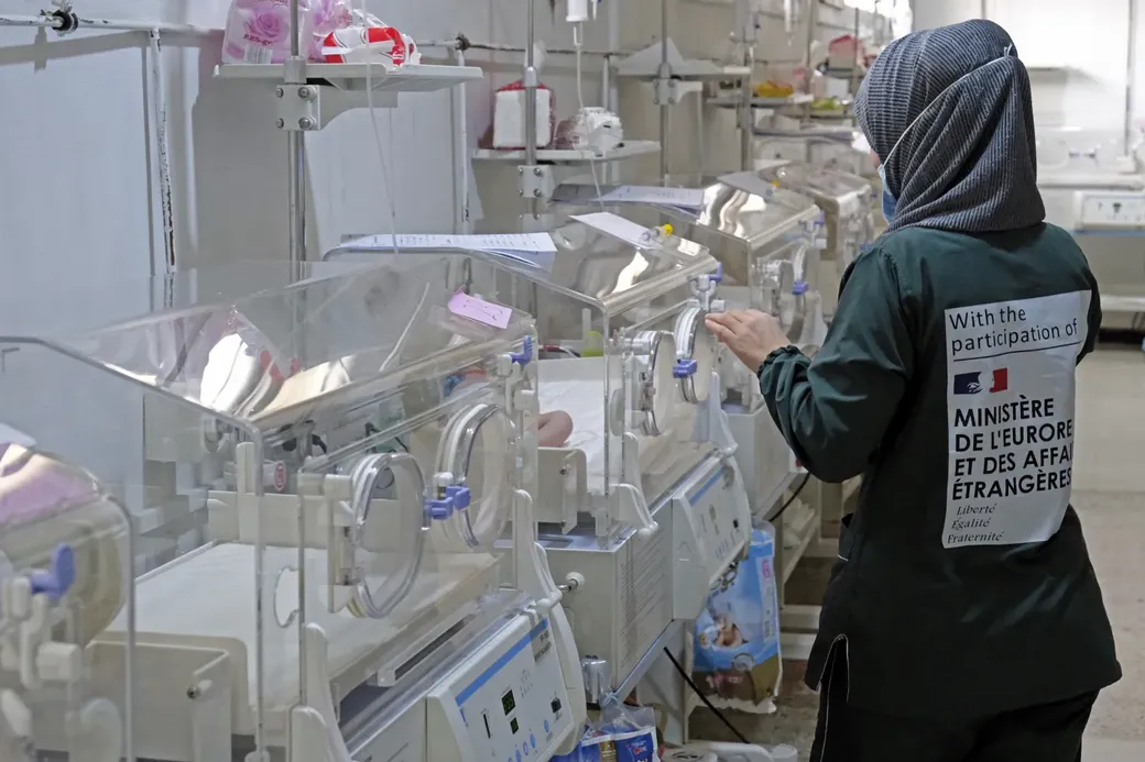 Een verpleegster staat aan babycouveuses in een door Frankrijk ondersteund ziekenhuis in Raqqa