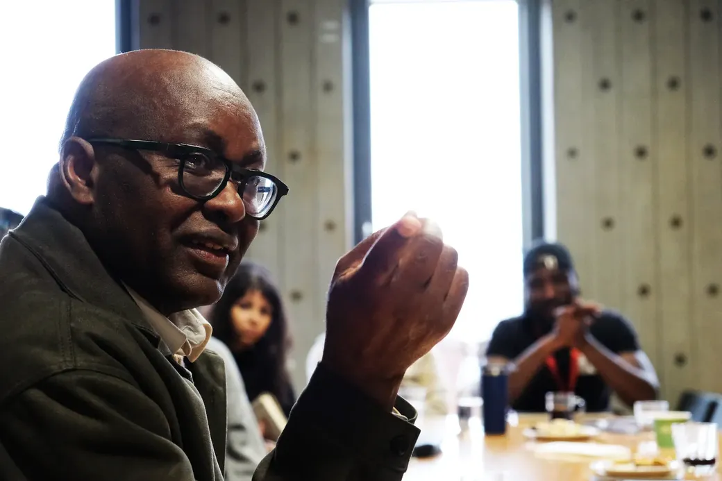 Achille Mbembe tijdens een gesprek met jongeren over musea en het herstel van het koloniale verleden.
