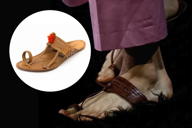 De leren slipper van Prada en de inspiratiebron daarvoor, de Kolhapurislipper uit India.