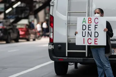 vrouw met een pancarte waarop staat: ABC DEF UND ICE