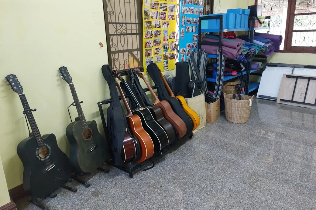 een rij gitaren tegen een muur, wachtend om te worden bespeeld