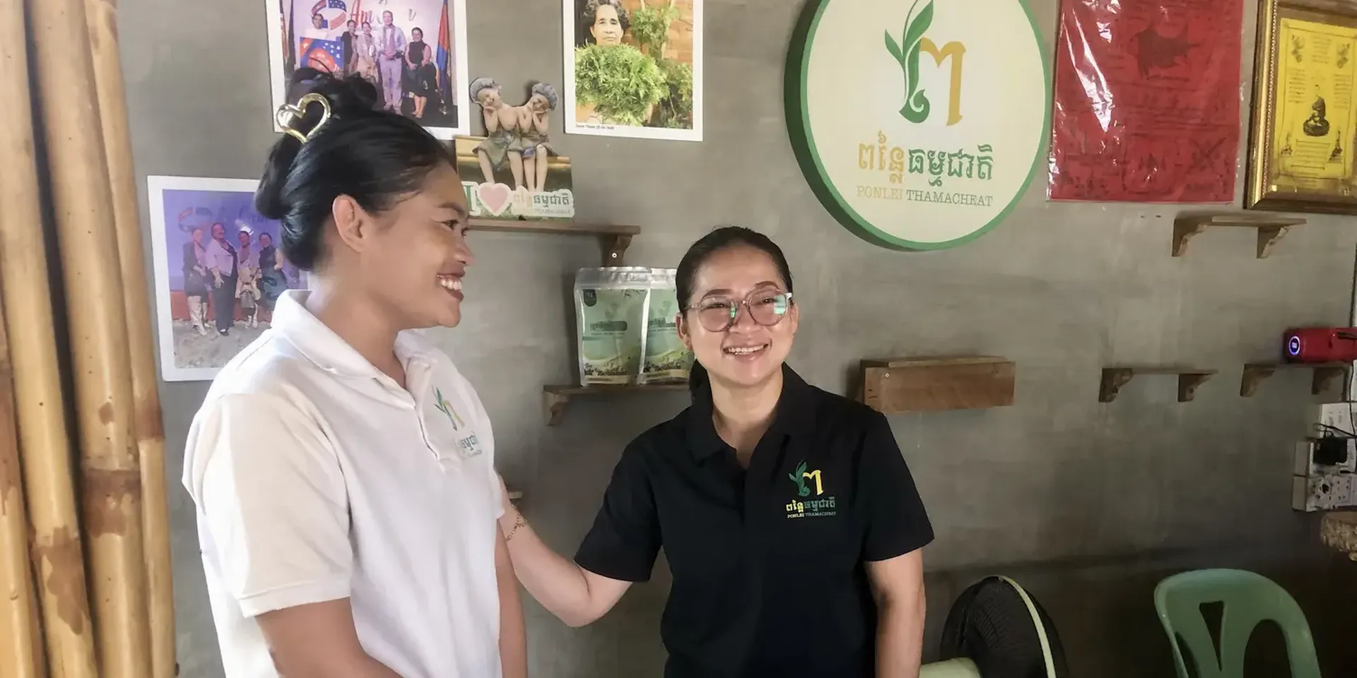de eigenares van cosmeticabedrijf Ponlei Thamacheat samen met een nieuw personeelslid