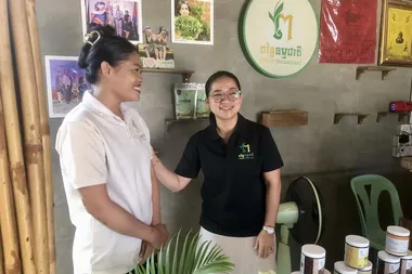 de eigenares van cosmeticabedrijf Ponlei Thamacheat samen met een nieuw personeelslid