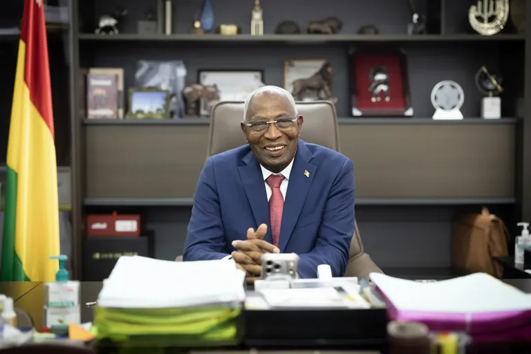 Amadou Oury Bah, premier van Guineen, aan zijn bureau