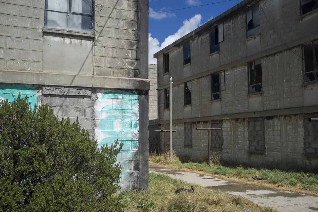 verlaten gebouwen waar mijnwerkers verbleven met hun familie