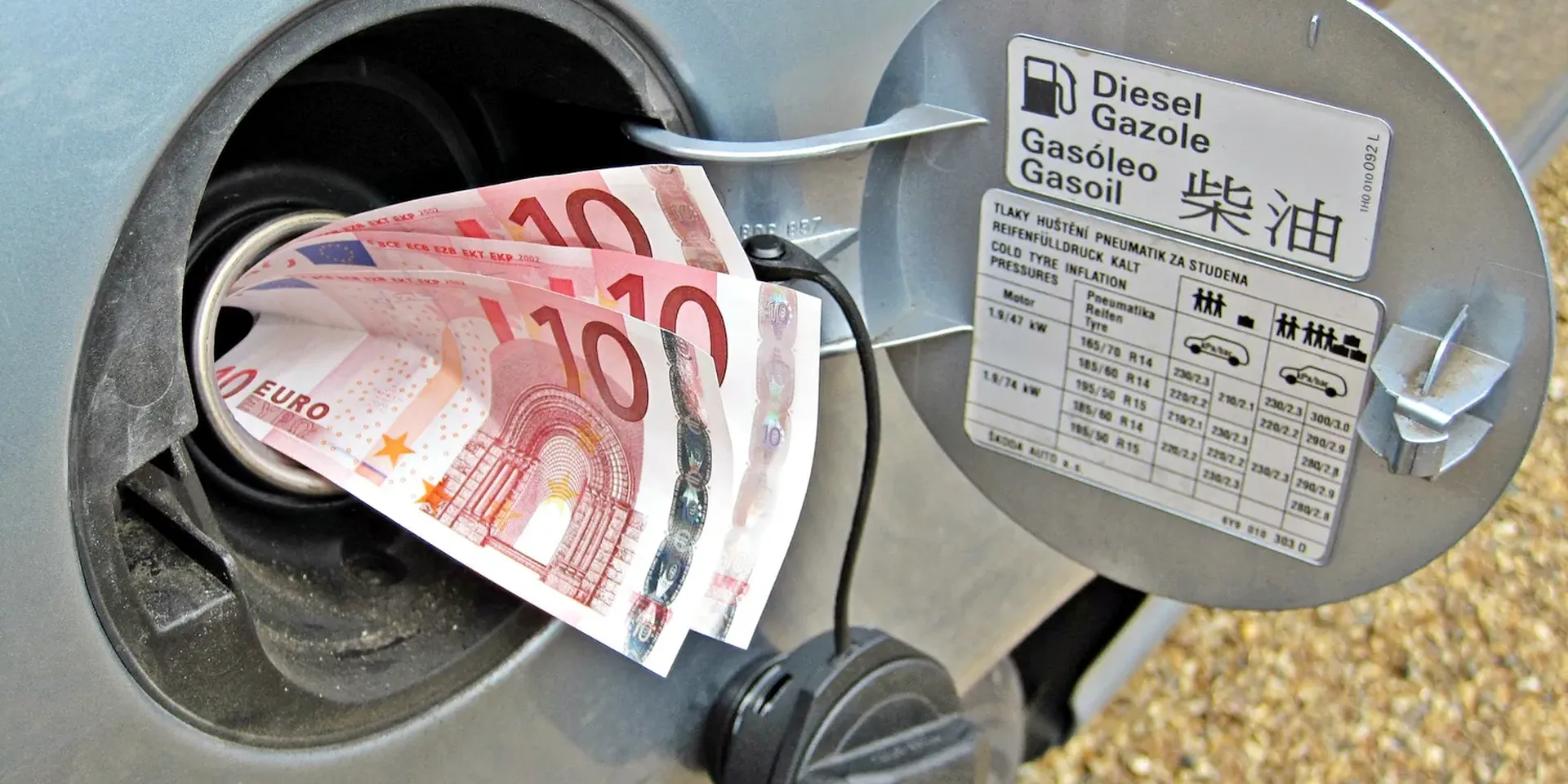 Close up van briefjes van 10 euro in de dieseltank van een wagen