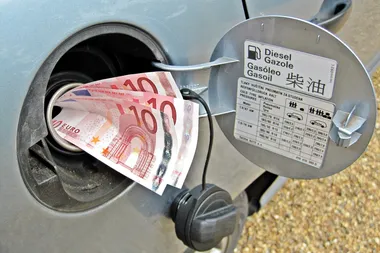 Close up van briefjes van 10 euro in de dieseltank van een wagen