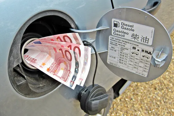 Close up van briefjes van 10 euro in de dieseltank van een wagen