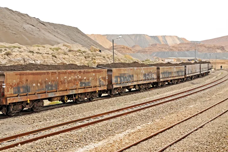 Een trein volgerladen met fosfaat in Metlaoui, Tunesië
