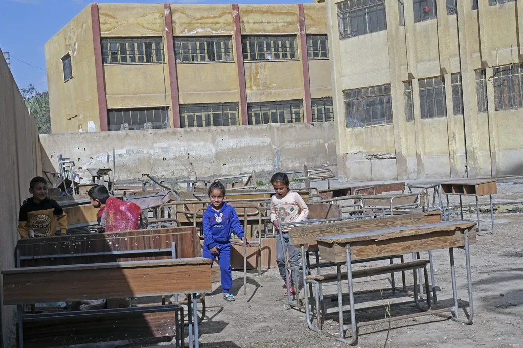 Ontheemde kinderen in een school in Raqqa