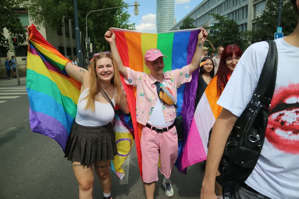 Deelnemers aan de pride march in Bratislava met een regenboogvlag