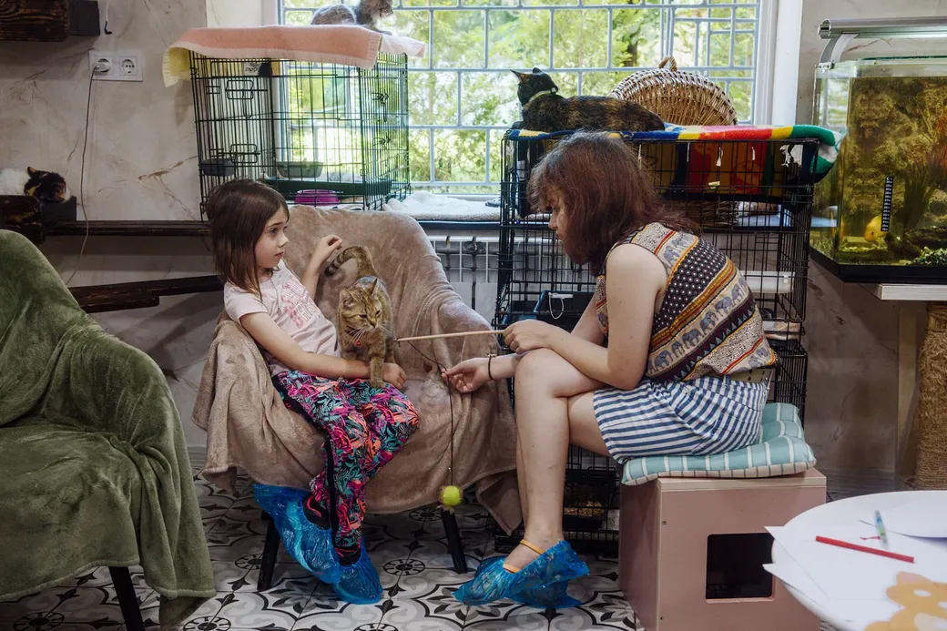 Therapie met huisdieren bij Animal Rescue Kharkiv. Door de therapie kunnen kinderen over hun gevoelens praten en worden ze kalmer
