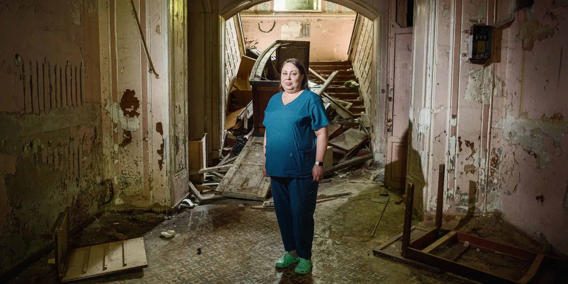 Verpleegkundige Olena Pientsova in een nieuw gebouw dat volledig in puin ligt. ‘We zien veel meer patiënten met depressie en stressreacties dan vroeger.’
