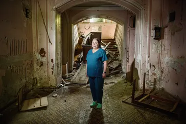 Verpleegkundige Olena Pientsova in een nieuw gebouw dat volledig in puin ligt. ‘We zien veel meer patiënten met depressie en stressreacties dan vroeger.’
