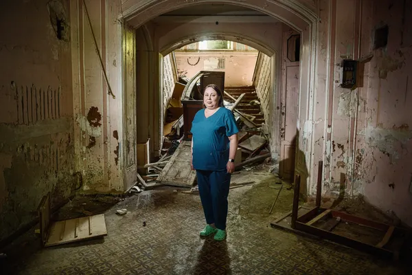 Verpleegkundige Olena Pientsova in een nieuw gebouw dat volledig in puin ligt. ‘We zien veel meer patiënten met depressie en stressreacties dan vroeger.’