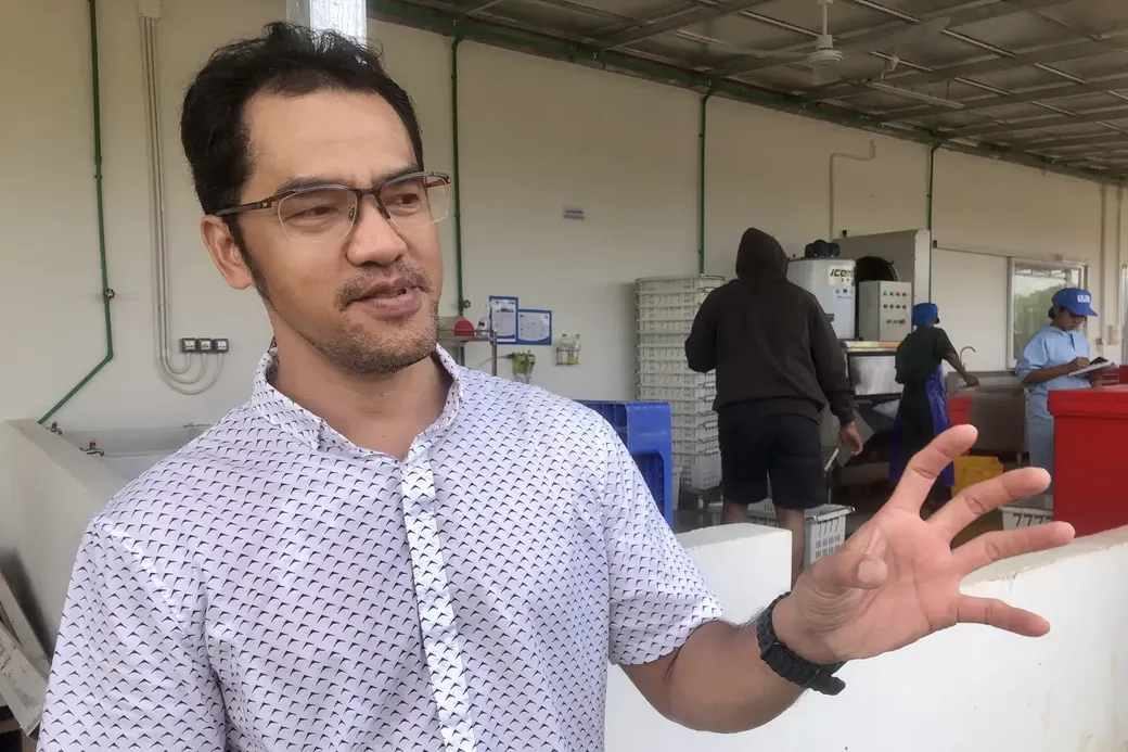 portretfoto van Njaim, eigenaar van visbedrijf 'Sunny Fish'