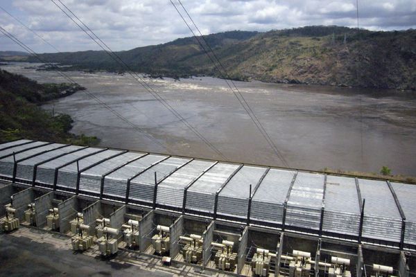 De Inga-waterkrachtcentrale in Congo. Een Australische groep wil er zes reusachtige dammen bijbouwen, onder andere om de gewilde energiebron waterstof te exporteren.