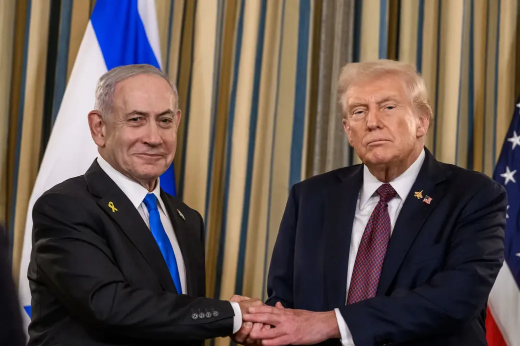 Trump en Netanyahu poseren voor een persfotograaf