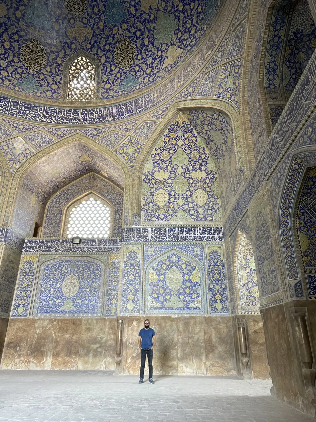 Foto van Danial Shah in een moskee: Coloniser to Colonised: Selfportrait in Iran.