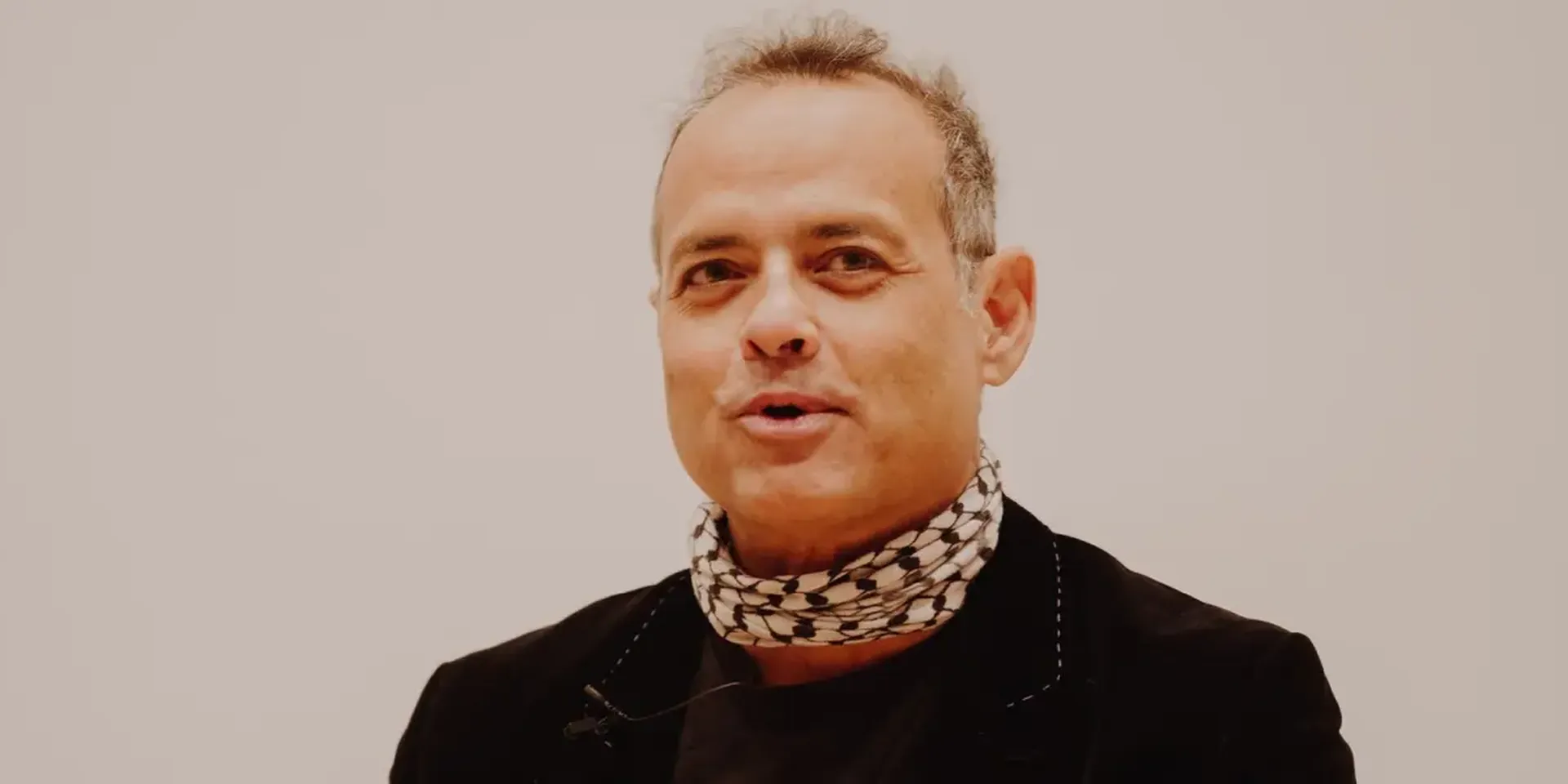 Portretfoto van Vijay Prashad